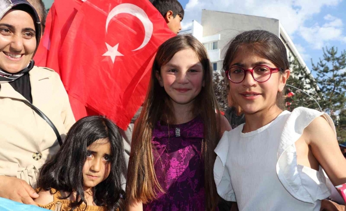 Cumhurbaşkanı Erdoğan’a sarılarak ağlayan çocuklar İHA’ya konuştu