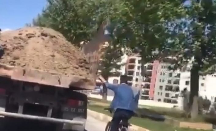 Genç bisikletlinin tehlikeli yolculuğu