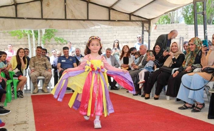 Minik öğrencilerden geri dönüşüm defilesi