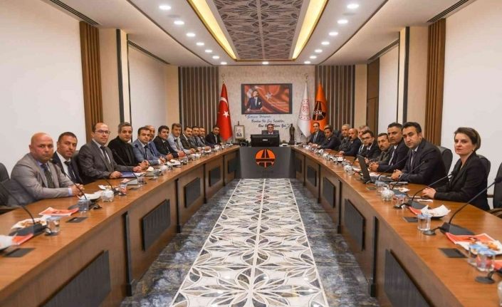 Vali Dr. Ozan Balcı, karayolları bölge müdürlüğünden brifing aldı