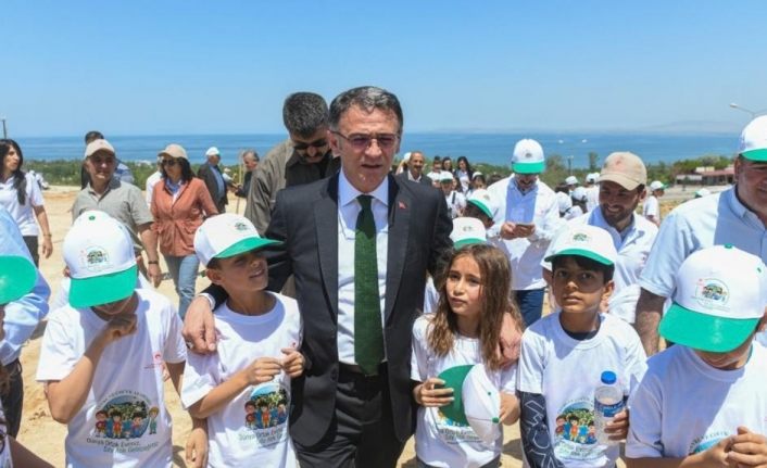 Vali Dr. Ozan Balcı öğrencilerle fidan dikti