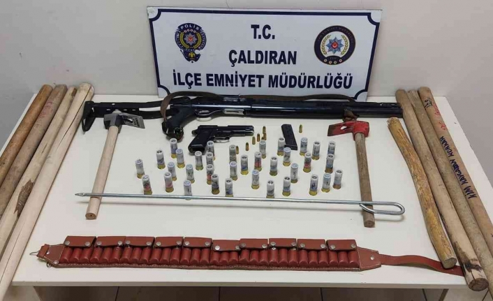 Van’da çeşitli suçlardan toplam 42 yıl hapis cezası bulunan 20 kişi tutuklandı