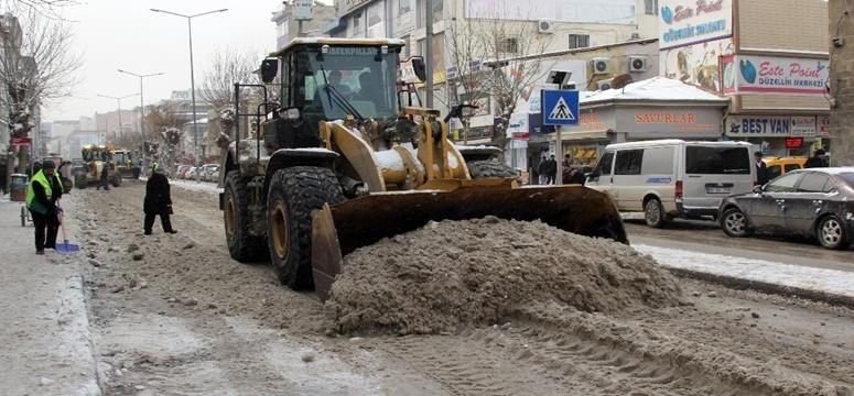 Van Büyükşehir Belediyesinden karla mücadele çalışması