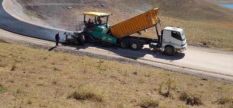Van Büyükşehir Belediyesinden yol asfaltlama çalışması
