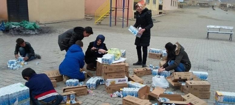 Öğrenciler atık malzemelerden anıt ve yürüyüş yolu yaptı