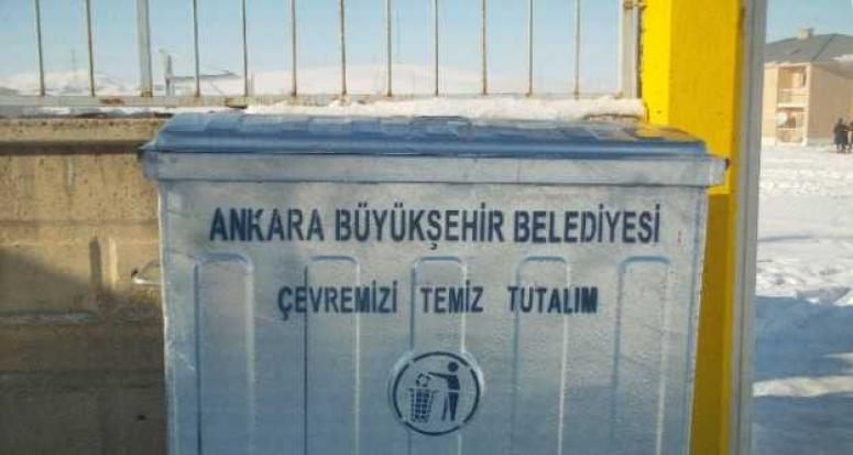 Ankara Büyükşehir Belediyesinden Özalp ilçesine çöp konteyneri