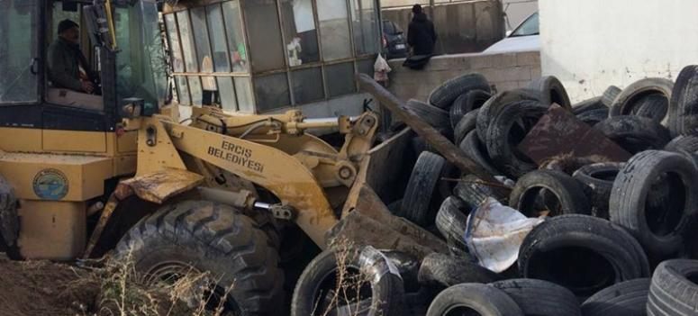 Atık lastikleri geri dönüşüm için toplanıyor