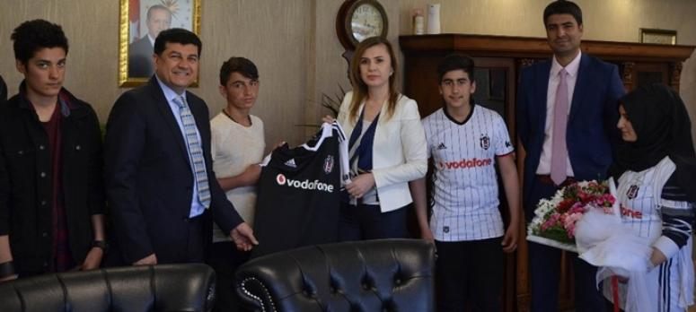 Sevgi evleri çocuklarından Tuşba Kaymakamı Uçar