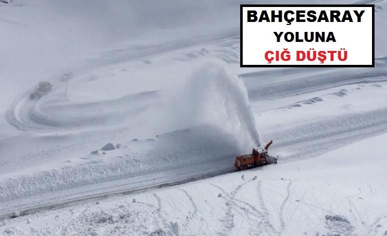 Bahçesaray yoluna çığ düştü