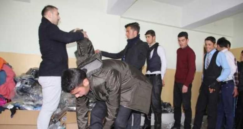 Başkale Kaymakamı Öztürk, 2 bin öğrenciye yardım eli uzattı