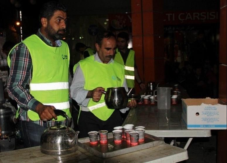 Beşir Derneği Van temsilciliğinden demokrasi nöbetçilerine çay ikramı