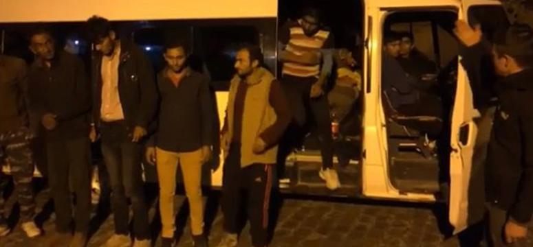 15 kişilik minibüsten 54 kaçak göçmen çıktı