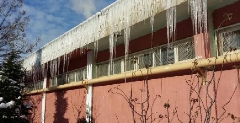 Çatılardaki buz sarkıtları insan boyunu geçti