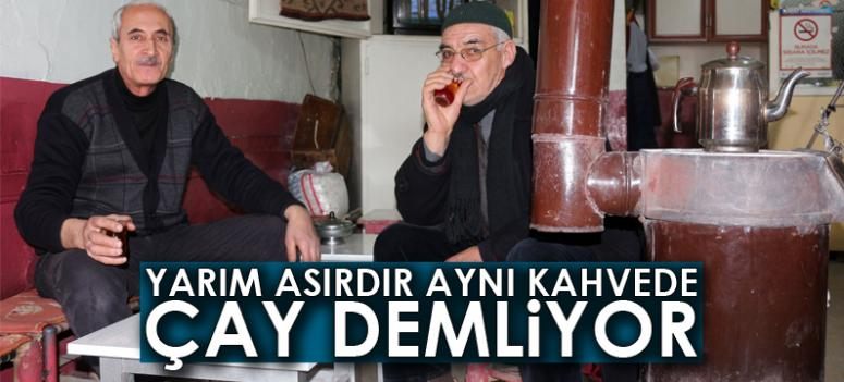 Yarım asırdır aynı kahvede çay demliyor