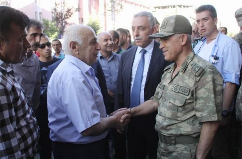 Korgeneral Çetin vatandaşla iç içe...