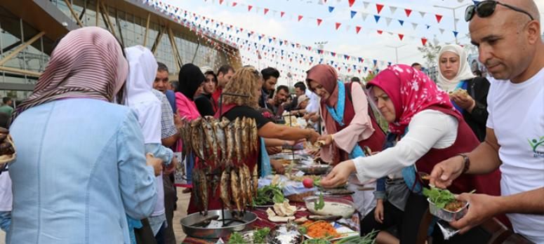 Turizmcilere inci kefali ikramı