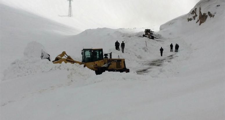 Bahçesaray yolunda çığ düştü