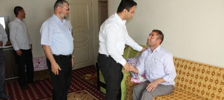 Kaymakam Dundar, taburcu olan korucuyu ziyaret etti