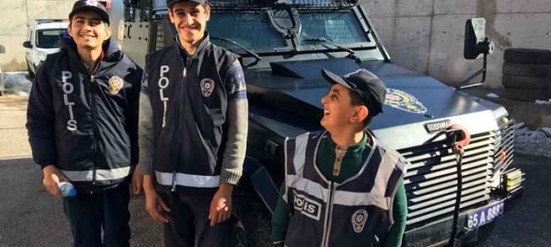 Özel çocuklar polis olup telsizle anons yaptılar