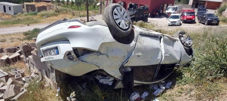 Kaçak sigara yüklü otomobil polisten kaçarken takla attı
