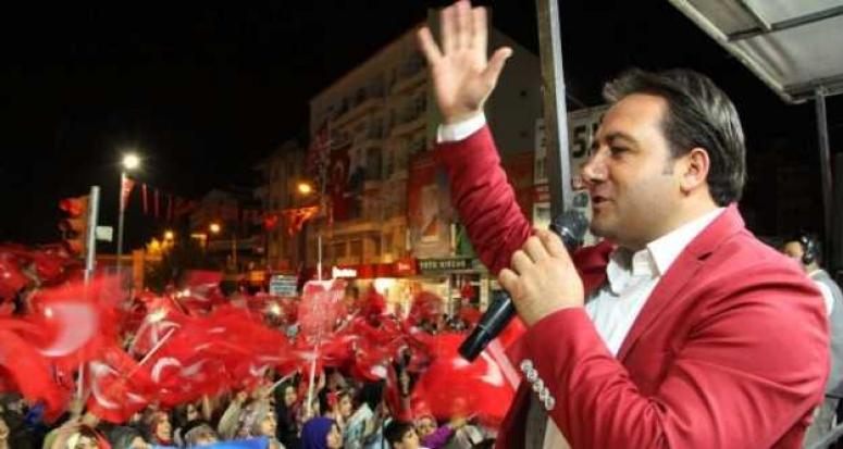 Vanlı sanatçıdan darbe türküsü