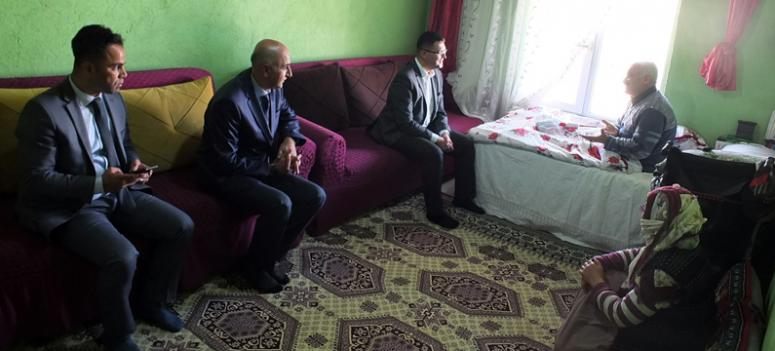 Engelli vatandaşa tekerlekli sandalye