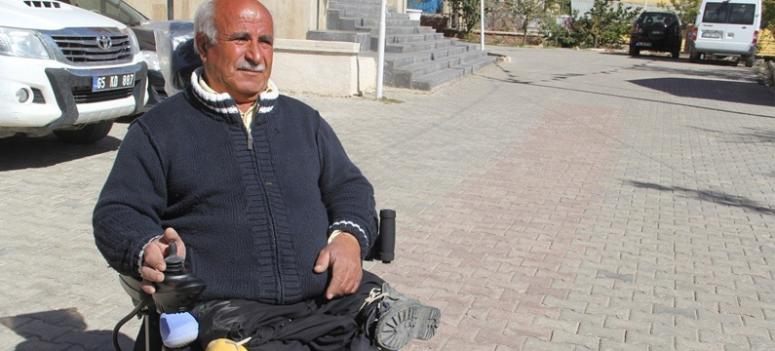 Doğuştan engelli olan vatandaşa akülü sandalye