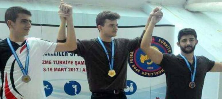  İşitme engelli yüzücü 4 dalda ödül aldı