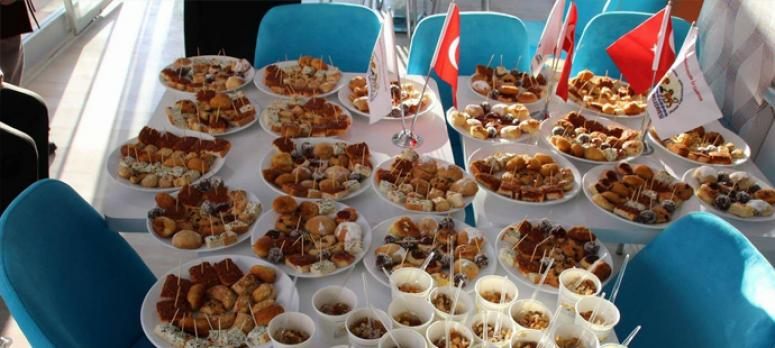 Mavi Fularlı kadınlardan bir ilk