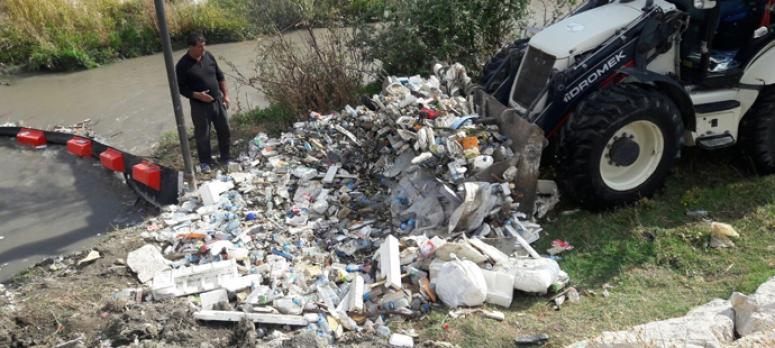 Yüzen bariyerler tonlarca çöpü engelledi