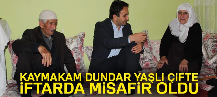 Kaymakam Dundar yaşlı çifte iftarda misafir oldu