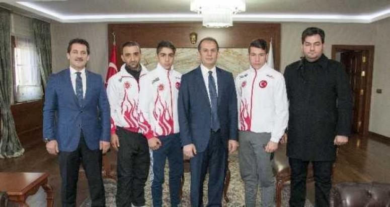 Dünya şampiyonlarından Vali Taşyapan