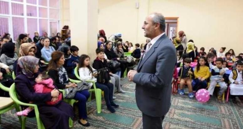 Minik öğrenciler ilk karnelerini aldı