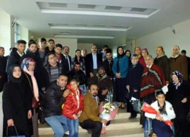 AK Partililer Vanlı engellilere işaret dili ile tiyatro izletti