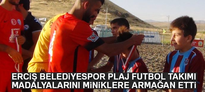 Erciş Belediyespor Plaj Futbol Takımı madalyalarını miniklere armağan etti