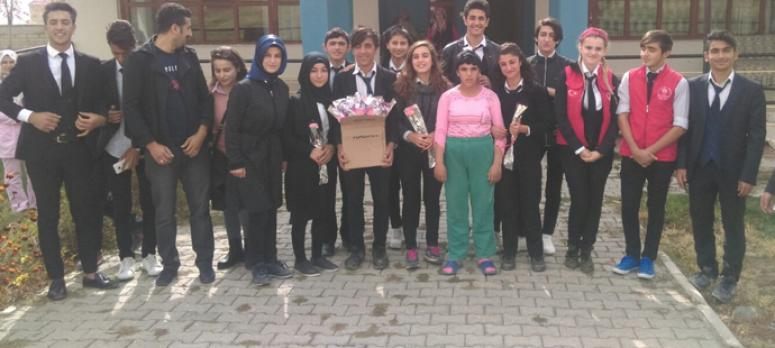 Vanlı gençlerden huzurevi ziyareti