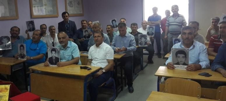 33 yıl aradan sonra aynı sırada yan yana oturdular