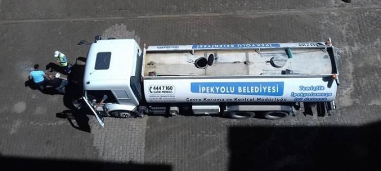 7 yıl aradan sonra sokakları tazyikli su ile yıkanan vatandaş, işçilere ikramda bulundu