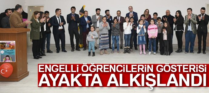 Engelli öğrencilerin gösterisi ayakta alkışlandı