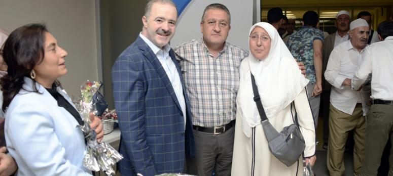 Başkan Özgökçe, hacıları güllerle karşıladı