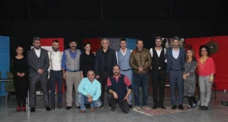 Hakkari Valisi Toprak ailesi ile birlikte tiyatro izledi