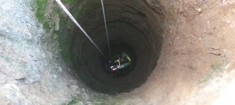  Kuyuya düştükten sonra burada 8 yavru yapan köpek, Afad tarafından kurtarıldı
