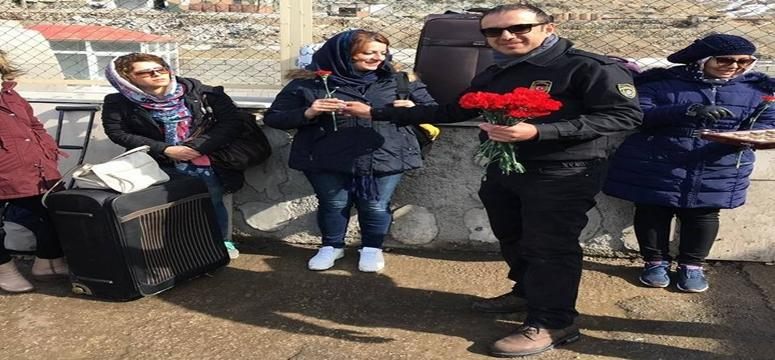 İranlı turistlere çiçekli karşılama