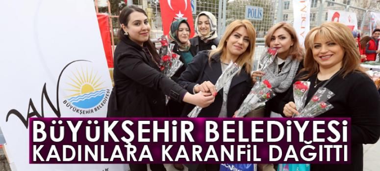 Van Büyükşehir Belediyesi, kadınlara karanfil dağıttı