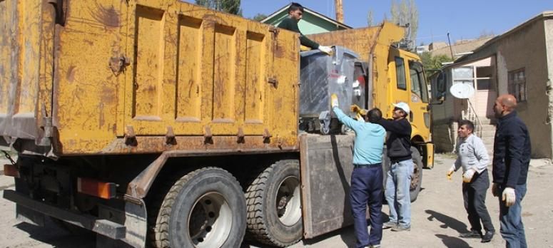 Başkale Belediyesi 600 adet çöp konteyneri aldı