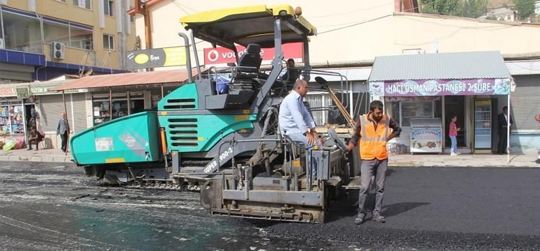 Başkale Belediyesi asfalt ve parke çalışmalarına devam ediyor