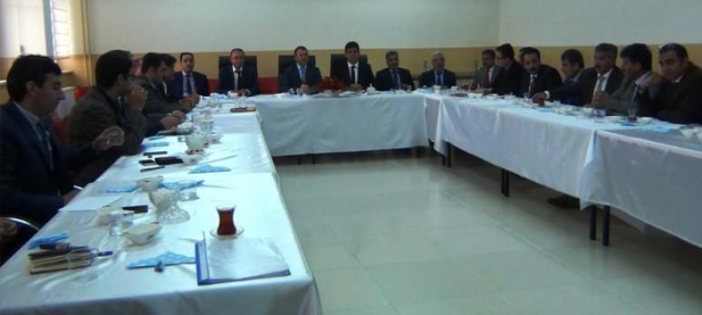 Kaymakam Yaşar, lise müdürleriyle bir araya geldi