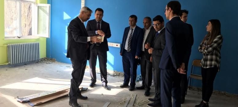 Bahçesaray Kaymakamı Özcan, okul inşaatlarında inceleme yaptı