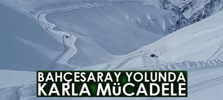 Bahçesaray yolunda karla mücadele