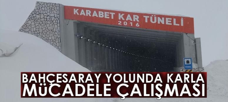 Bahçesaray karayolunda karla mücadele çalışması